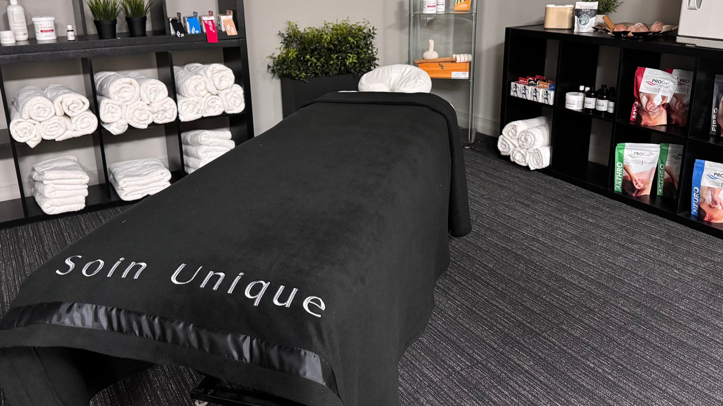 Couverture en polar sur table de massage dans un salon de massage